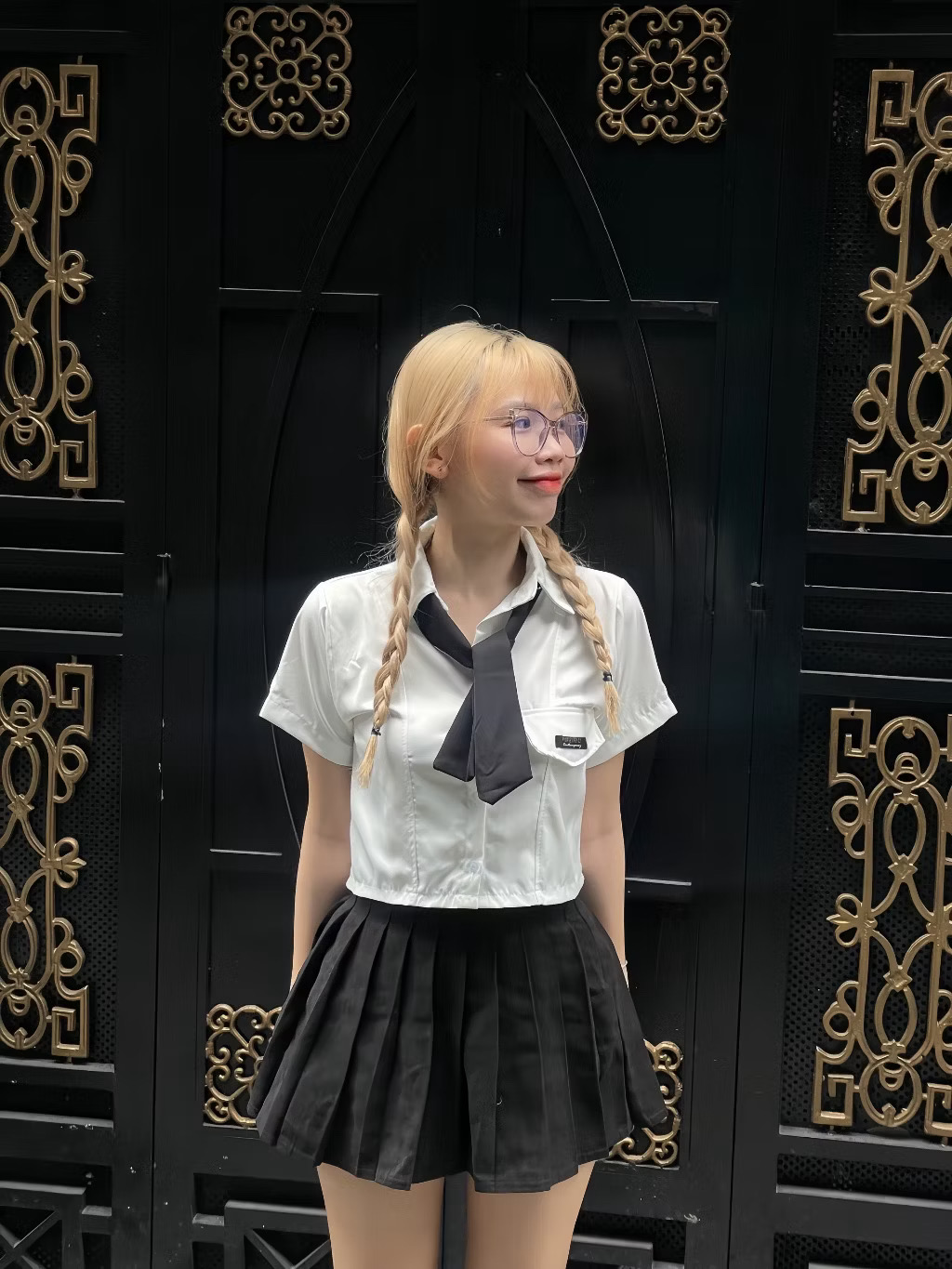 Áo sơ mi tay croptop phối cà vạt tay ngắn